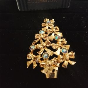 Avon Christmas tree brooch